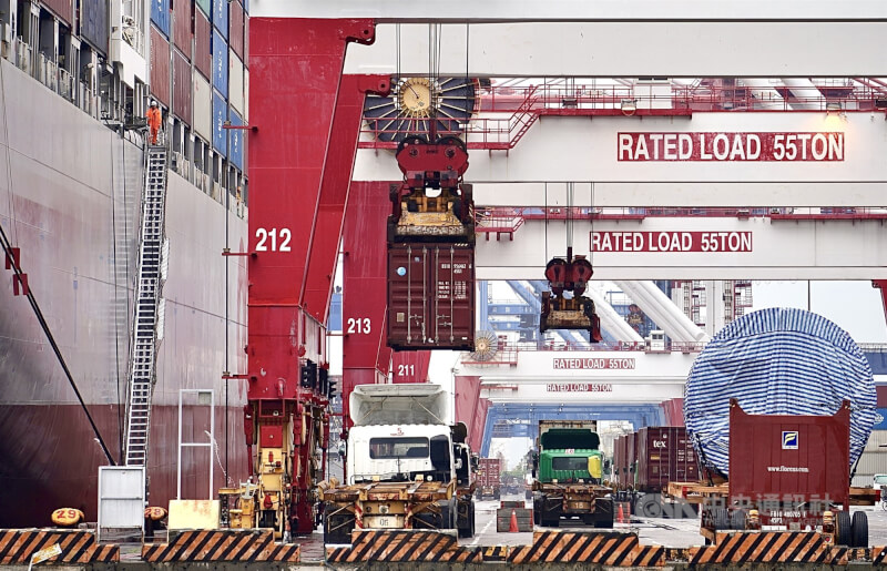 圖為高雄港貨櫃車正在裝卸貨櫃。（中央社檔案照片）