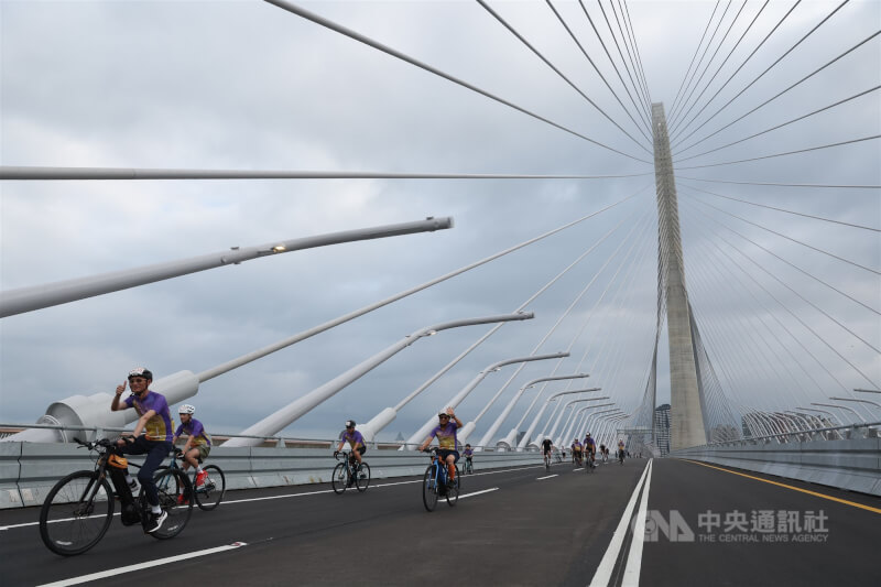 19日自行車活動到場騎士搶先騎上淡江大橋，感受台灣新地標。（中央社檔案照片）