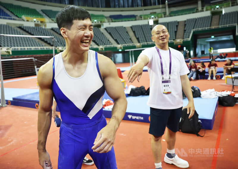 體操好手唐嘉鴻（左）與教練翁士航（右）。（中央社檔案照片）