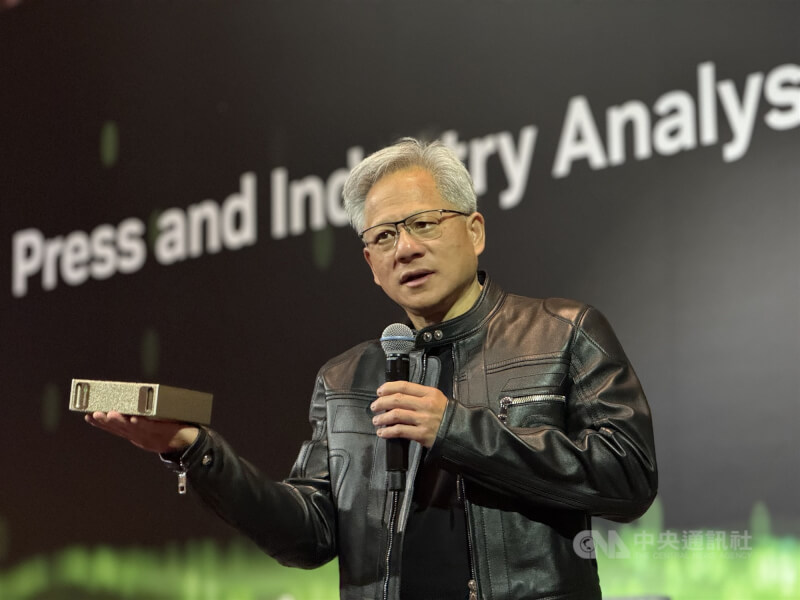 圖為輝達（NVIDIA）執行長黃仁勳2025年在COMPUTEX展示DGX個人人工智慧（AI）超級電腦。（中央社檔案照片）