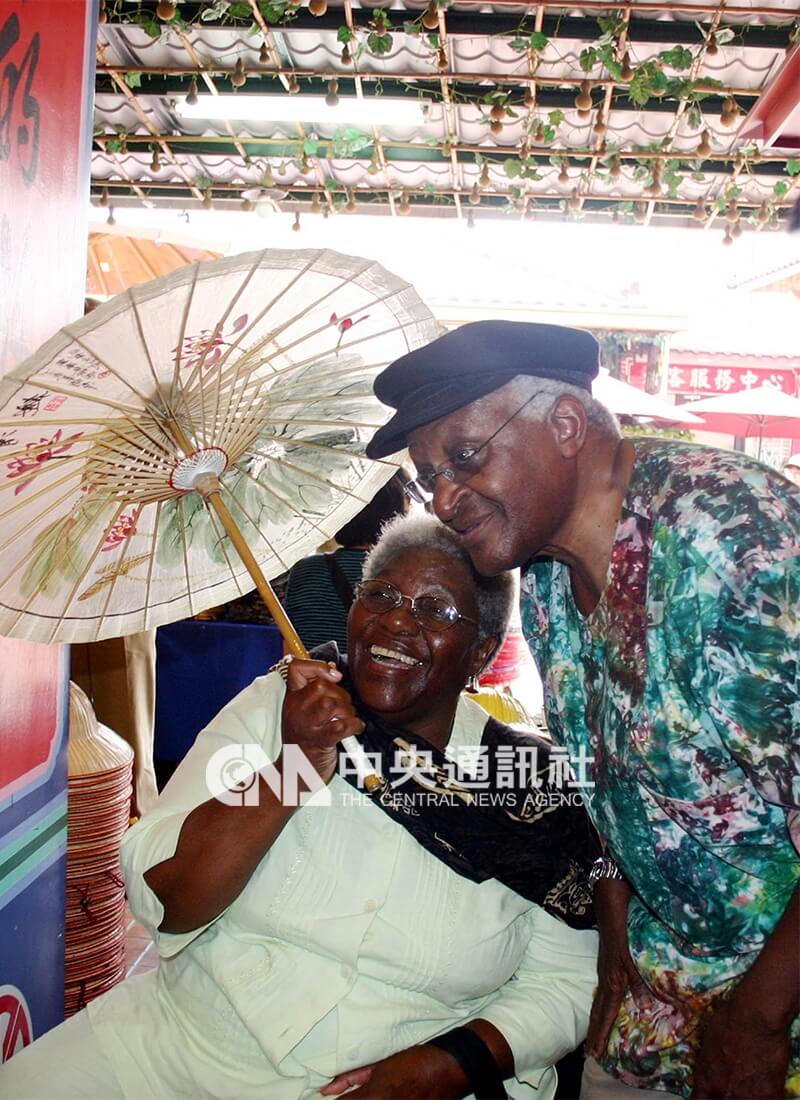 屠圖大主教夫婦參訪高雄縣美濃鎮「原鄉緣文化中心」，縣長楊秋興贈客家紙傘，屠圖即給太太李亞（Leah）試用，鶼鰈情深。中央社記者陳守國高雄縣傳真 96年4月21日