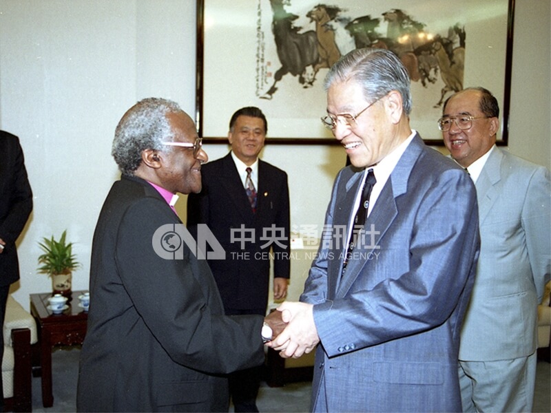1995年，總統李登輝先生（左）在總統府接見屠圖大主教。中央社記者熊力學攝 84年6月14日