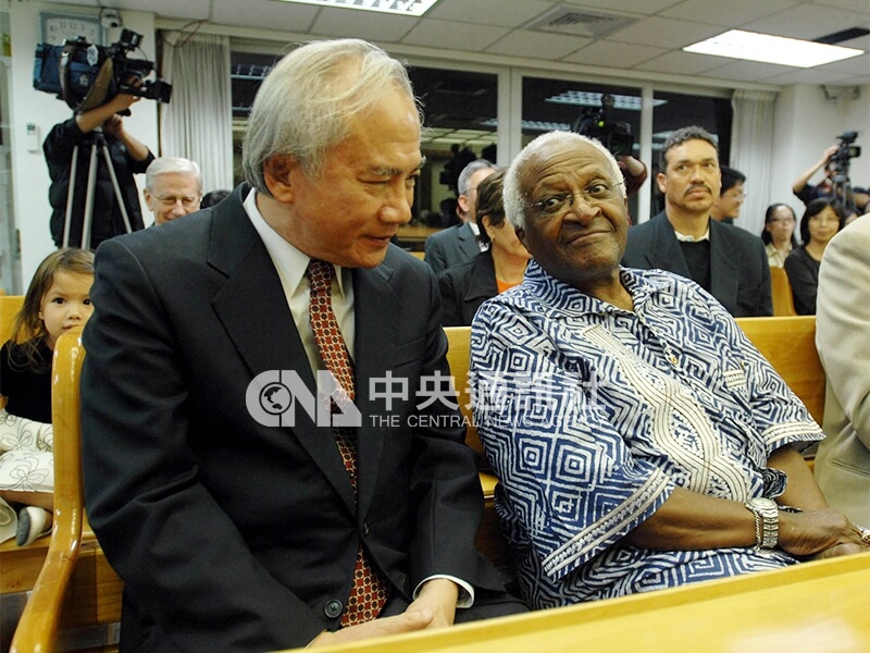 屠圖大主教（右）在義光教會與前民進黨主席林義雄（左）會面，一同分享原諒、寬恕與和解經驗。中央社記者王飛華攝 96年4月19日