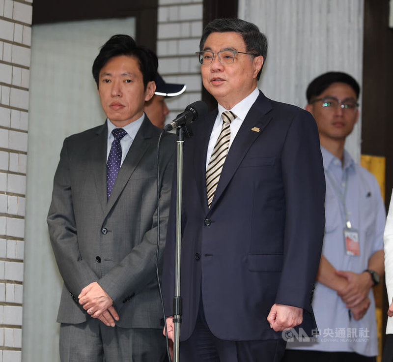 行政院長卓榮泰（前）21日上午赴立法院列席報告115年度中央政府總預算案編製經過並備質詢，會前受訪回應媒體提問。中央社記者謝佳璋攝  115年4月21日