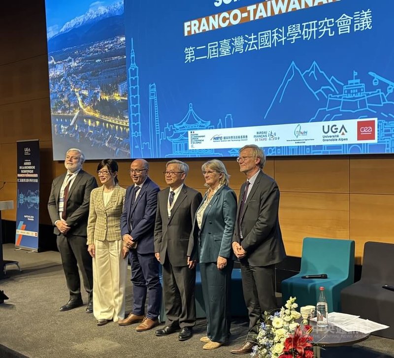 第2屆台灣法國科學研究會議在法國舉行，國家科學及技術委員會主委吳誠文（右3）、駐法代表郝培芝（左2）、格瑞諾布UGA大學校長拉赫內希（左3）等人士出席。中央社記者曾依璇格瑞諾布攝　115年4月21日