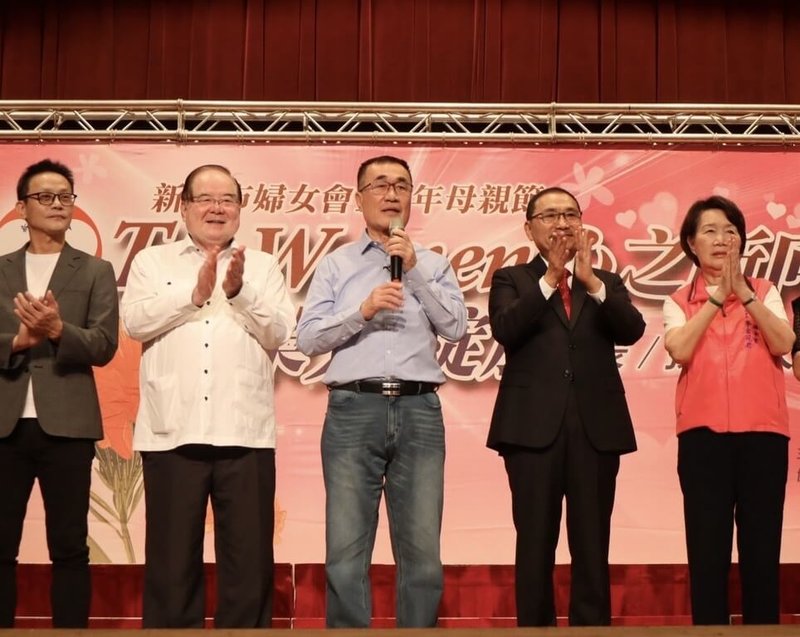 國民黨新北市長參選人李四川（中）21日出席新北市婦女會母親節表揚活動，與市長侯友宜（右2）、國民黨副主席李乾龍（左2）同台，向模範母親致敬。（李四川競辦提供）中央社記者曹亞沿傳真　115年4月21日