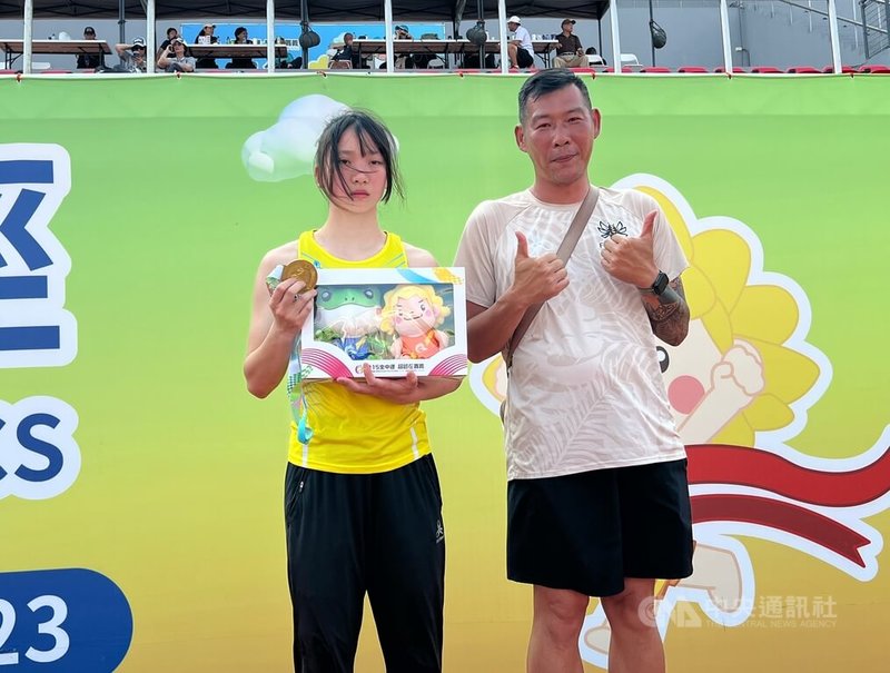 115年全國中等學校運動會在嘉義舉行，新竹縣東泰高中女子田徑好手林沛萱（左）22日在7項全能以總分4543分締造高女組3連霸，頒獎後與教練陳鴻傑（右）合影留念。中央社記者陳容琛攝　115年4月22日
