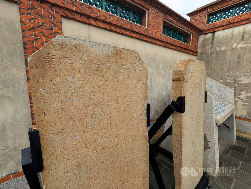 「金門縣新建監所碑記」記載金門民初時期行政層級升格為縣後，新建監所的歷程，過去長年收藏在庫房中，近日金門縣文化局重新將石碑立在清金門鎮總兵署圍牆一側。中央社記者吳玟嶸攝　115年4月22日