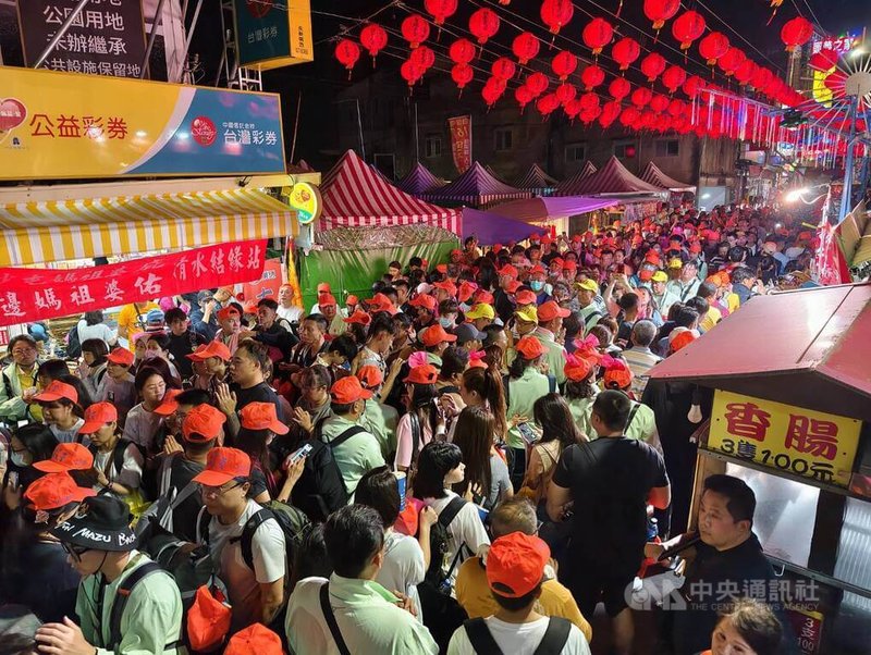 苗栗通霄白沙屯媽祖進香活動落幕，有香燈腳指控遊覽車司機招團代辦報名，卻拿盜版進香服、臂章掩護，實際上根本沒幫整車信徒完成報名也未退款。圖為115年4月13日凌晨進香人潮。中央社記者管瑞平攝　115年4月22日