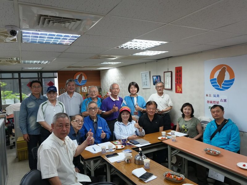 台聯黨22日召開中執會，確認第九屆黨主席由唯一登記參選的現任主席周倪安（圖中前排戴紅帽者）連任。台聯黨表示，將延續去年8月向外界宣誓的以右派、本土作為台聯黨的理念與路線。（台聯提供）中央社記者蘇龍麒傳真　115年4月22日