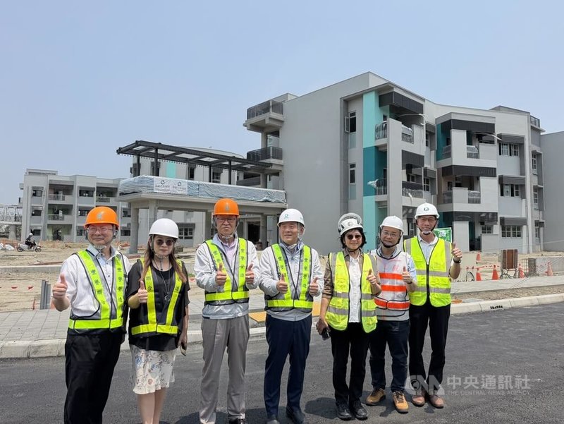 行政院南部聯合服務中心執行長許乃文（中）22日攜手相關單位舉辦高鐵屏東車站特定區記者會，說明建設與招商進度，並至屏科實中校舍工程現場會勘。中央社記者李卉婷攝　115年4月22日