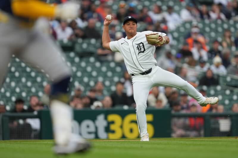 底特律老虎隊台灣野手李灝宇21日擔任先發第8棒、三壘手，除了敲出主場首安，還有第1次保送上壘、第1次守備二壘。（美聯社）