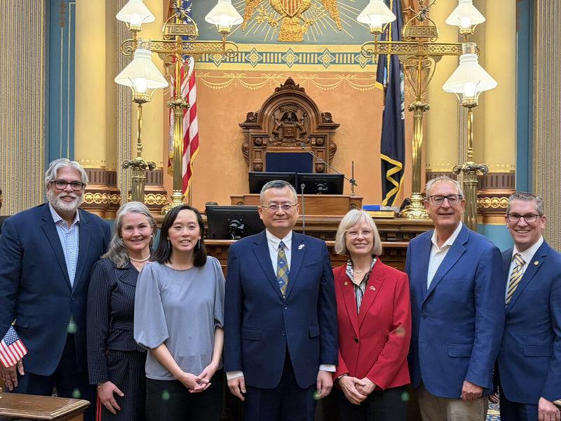 密西根州參院多數黨領袖辛赫（左起）、州參議員辛克、友台連線創始共同主席張理、駐芝加哥辦事處長類延峰、州參議員拜爾及維克多利等見證友台決議通過。（駐芝加哥辦事處提供）中央社記者廖漢原紐約傳真　114年4月22日