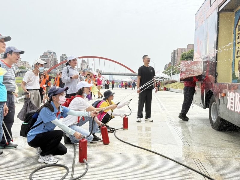 台北市消防局22日攜手松山區公所合辦「社區防災園遊會」，現場設置多項宣導項目，希望讓民眾輕鬆學習實用防災知識，提升社區整體防災意識和能力。（台北市消防局提供）中央社記者黃麗芸傳真　115年4月22日