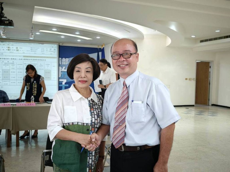 國民黨高雄市黨部22日公布市議員第7選區（三民區）黨內初選民調結果，由前市議員童燕珍（前左）勝出。（國民黨高雄市黨部提供）中央社記者蔡孟妤傳真　115年4月22日