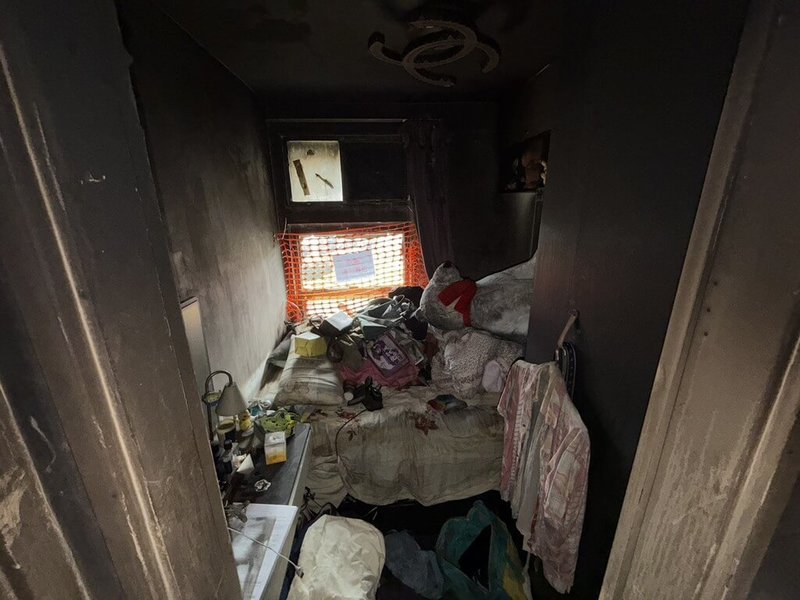 香港宏福苑發生大火後約5個月，港府安排居民分批返回住所收拾。居民Dorz直言，看到全屋燒毀燻黑，悲傷、憤怒的情緒湧上心頭。圖為Dorz的房間。（受訪者提供）中央社記者陳鎧妤傳真　115年4月22日
