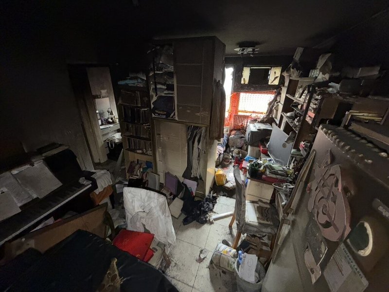香港宏福苑居民Dorz首次返回房子收拾，客廳燒毀燻黑。（受訪者提供）中央社記者陳鎧妤傳真　115年4月22日