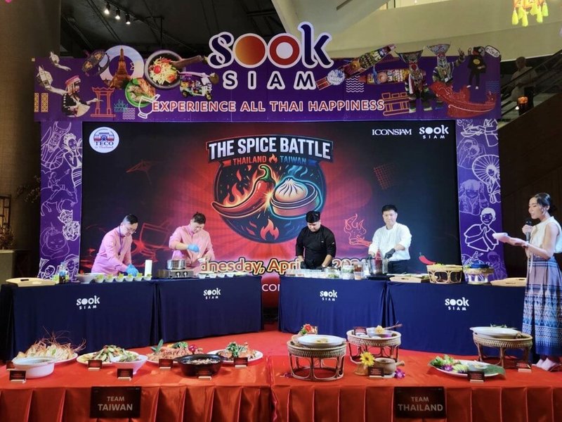 「台灣和泰國：辛香對決」（The Spice Battle－Taiwan vs Thailand）美食交流活動22日在曼谷商場登場，活動邀集台灣和泰國兩國頂尖廚師同台對決，展現精湛廚藝與獨特的飲食文化。（駐泰代表處提供）中央社記者李宗憲曼谷傳真　115年4月22日