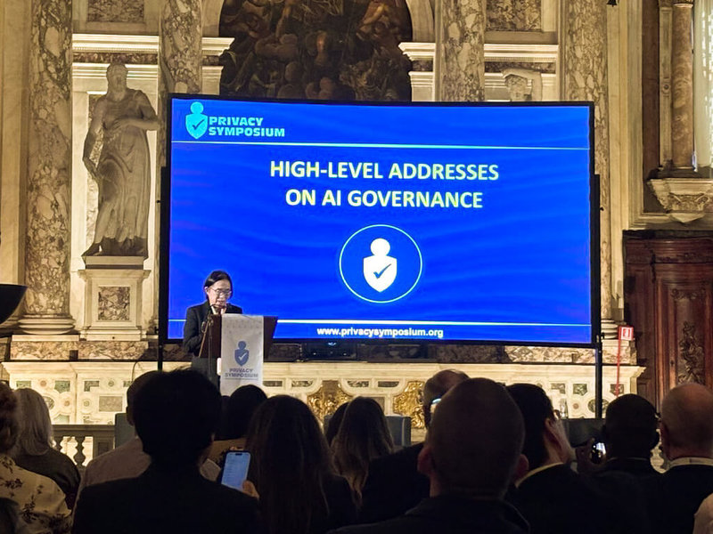 數發部22日表示，數發部次長侯宜秀（站立者）應邀於20日出席在義大利舉辦的隱私權論壇，於AI治理高階對話場次，分享台灣在AI政策、資料治理及推動正體中文語料庫的實務經驗，深化與國際數位領域交流。（數發部提供）中央社記者趙敏雅傳真　115年4月22日