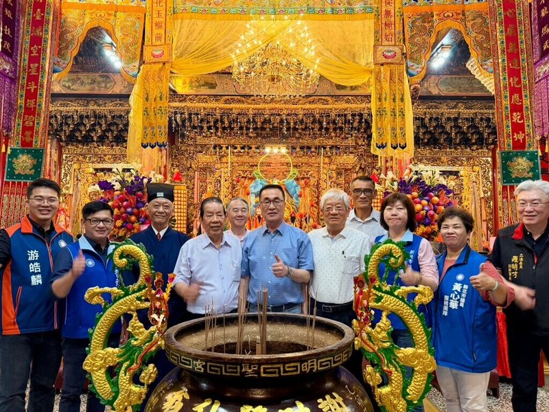 國民黨新北市長參選人李四川（前中）22日前往新店區明聖宮參拜，祈願新北市民平安、風調雨順。（李四川辦公室提供）中央社記者黃旭昇傳真 115年4月22日