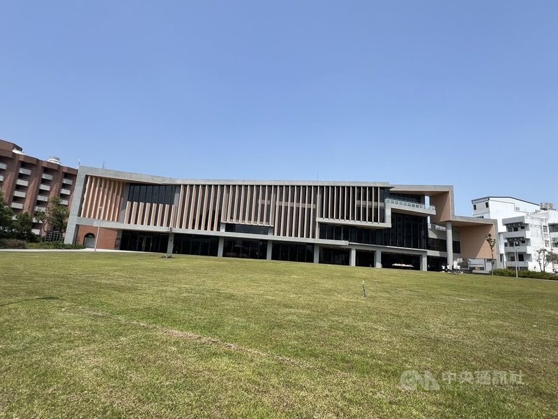 台東縣立圖書館22日盛大開幕，設計以「山嵐」為意象，台東縣政府盼能成為台東新地景。中央社記者盧太城攝　115年4月22日