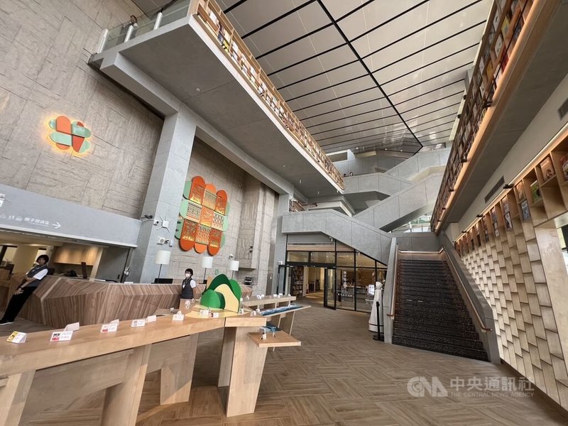 歷經14年的招標不順及更改設計，總經費逾新台幣8億元的台東縣立圖書館，22日開幕，將自然地景轉化為建築語彙，希望將來成為台東縣新地景。中央社記者盧太城攝　115年4月22日