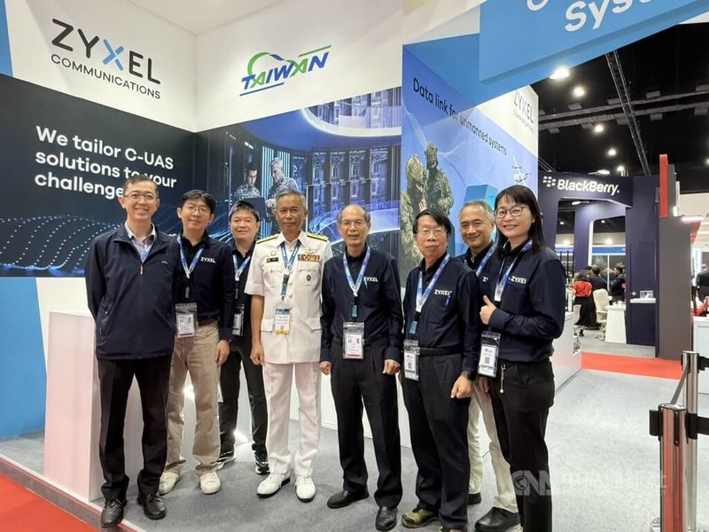 2026年馬來西亞亞洲防務展暨亞洲國家安全展登場。大馬海軍將領（左4）也在隨行官員陪同下到台灣展位了解最新武器裝備系統，並和台灣軍工業者合影。中央社記者黃自強吉隆坡攝　115年4月22日