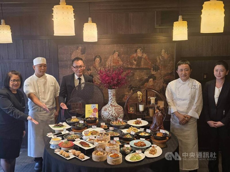 台北晶華酒店董事總經理暨集團營運長吳偉正（左3）表示，透過與晶華軒客座餐飲，故宮晶華目標全檔期業績成長3成。中央社記者江明晏攝　115年4月22日