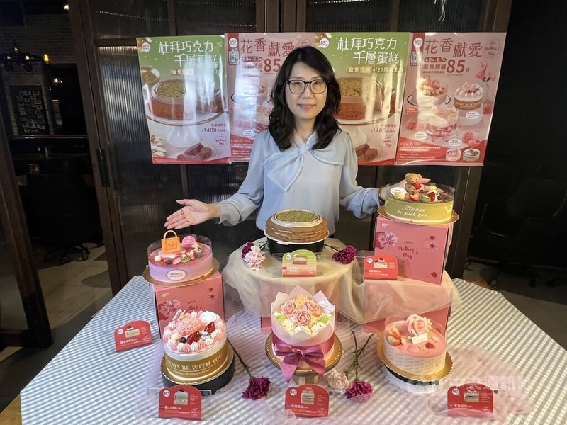 5月母親節即將到來，台中市有業者推出多款造型母親節蛋糕，包括近期爆紅的杜拜巧克力千層蛋糕等，並宣布預購指定蛋糕可享折扣優惠。中央社記者郝雪卿攝　115年4月22日