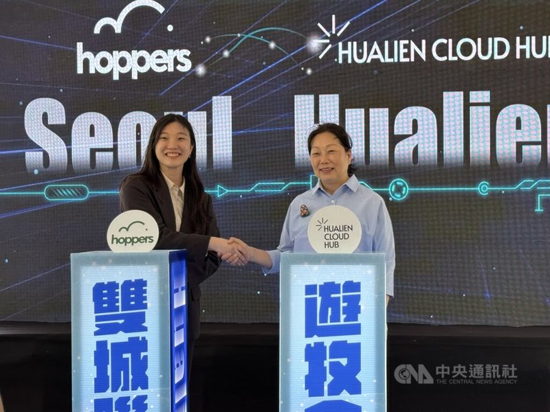 花蓮縣長徐榛蔚（右）22日在花蓮雲基地與韓國首爾數位遊牧新創公司Hoppers執行長趙庭賢（左）簽署合作意向書（MOU），將強化兩地數位遊牧據點行銷、活動及交流。中央社記者張祈攝　115年4月22日