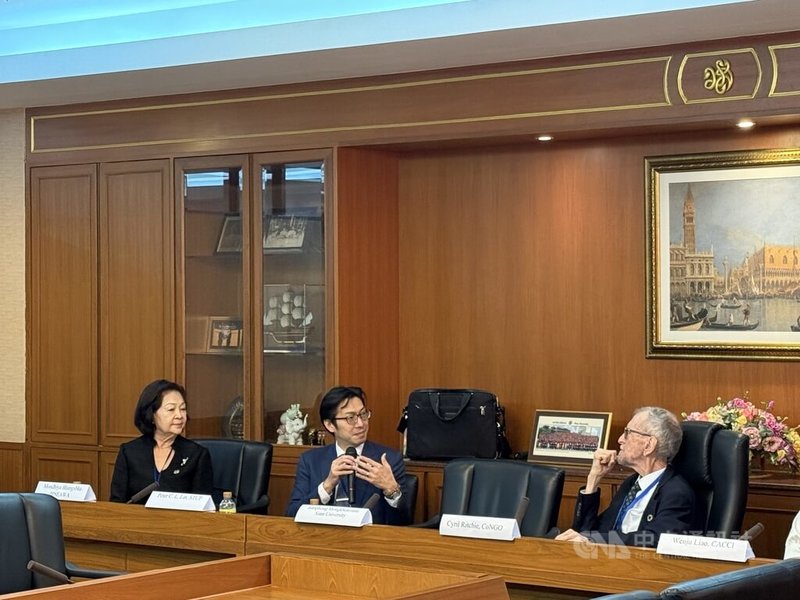 由北美台商組成的世台聯合基金會（STUF）是「聯合國內具諮詢地位之非政府組織會議」理事會成員之一，世台會理事長林敬倫（左2）22日出席亞太區域委員會（RCAP）年會。中央社記者李宗憲曼谷攝　115年4月22日