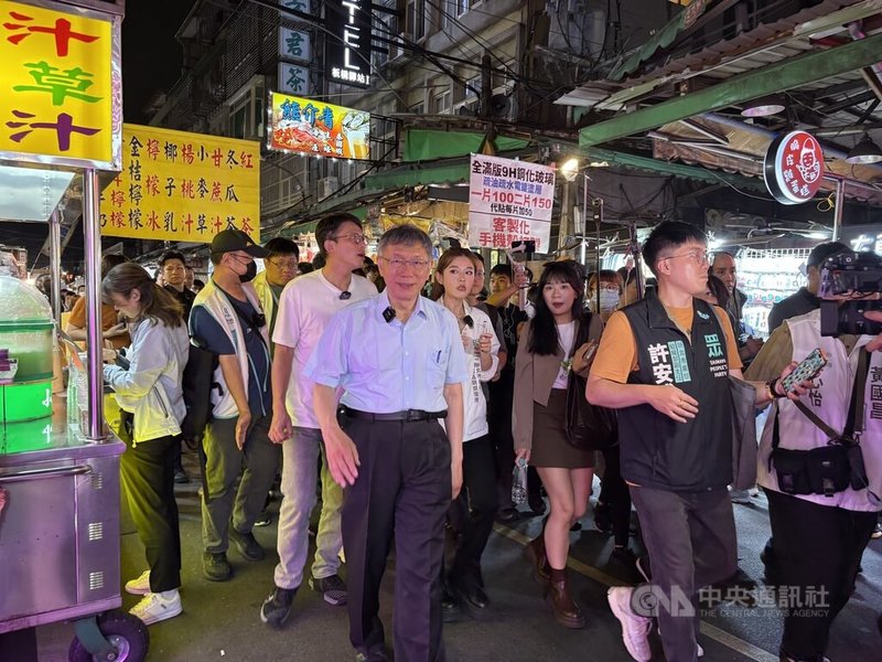 民眾黨創黨主席柯文哲（前中）22日與民眾黨新北市長參選人黃國昌（中後左白衣者）等人赴板橋湳雅夜市拜票，沿途有許多支持者高喊加油。中央社記者曹亞沿攝　115年4月22日