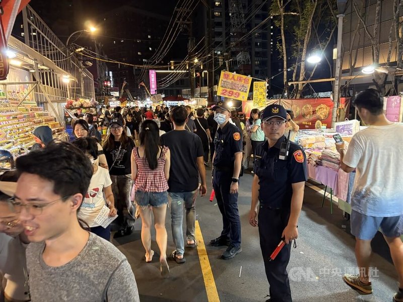 民眾黨創黨主席柯文哲22日陪同黨籍新北市長參選人黃國昌等人赴板橋湳雅夜市掃街拜票，逾10名警力動員到場、嚴加戒備。中央社記者曹亞沿攝　115年4月22日