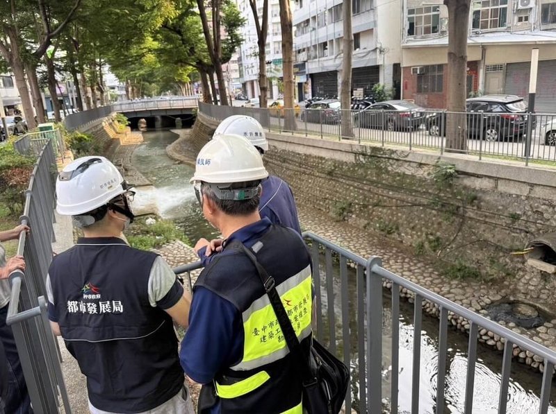 台中市西屯區潮洋溪遭建商排放泥水，台中市都市發展局22日說明，派員稽查後確認，為建商開挖地下室抽排水時未充分沉澱即逕行排放，已要求停工並裁罰。（台中市都發局提供）中央社記者郝雪卿傳真  115年4月22日