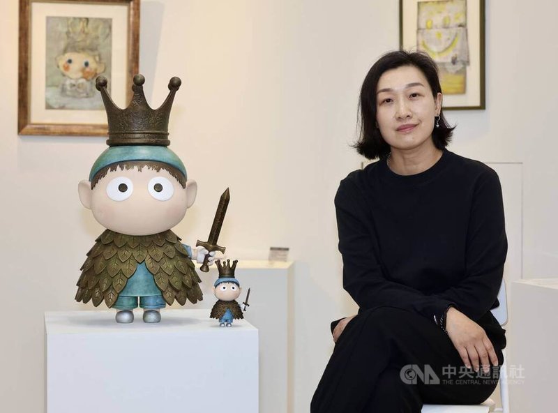 香港藝術家b.wing睽違多年在台推出個展「我們都是，快樂王子 We Are All, Happy Prince」，首次公開約60公分的立體雕塑「快樂王子」。中央社記者張皓安攝　115年4月22日