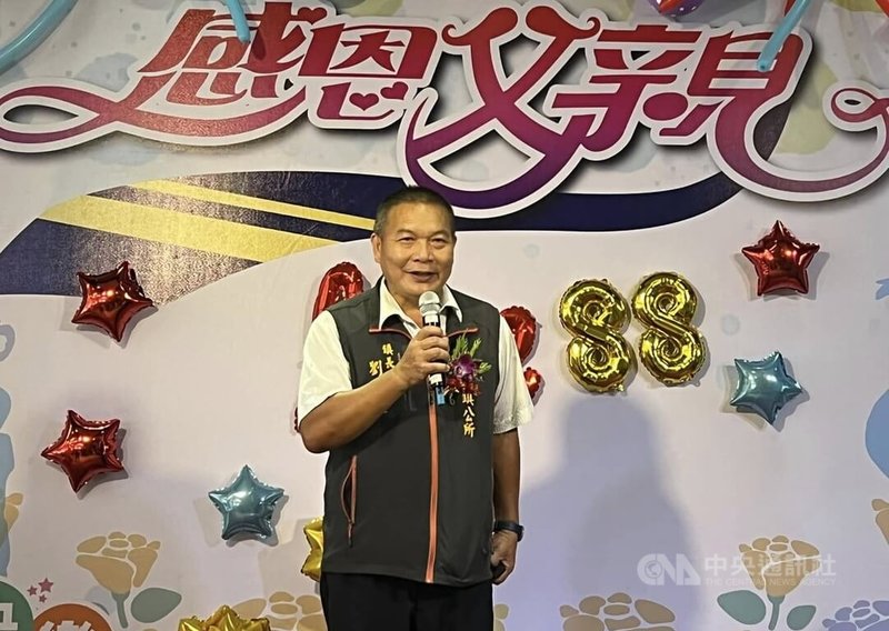 前苗栗縣苑裡鎮長劉秋東（圖）任內涉嫌在納骨塔工程2次收賄共新台幣800萬元。苗栗地院22日一審判決出爐，2罪各處有期徒刑5年6月及有期徒刑6年，均褫奪公權5年，可上訴。圖為劉秋東於鎮長任內參加公開活動。（取自劉秋東臉書）中央社記者管瑞平傳真　115年4月22日