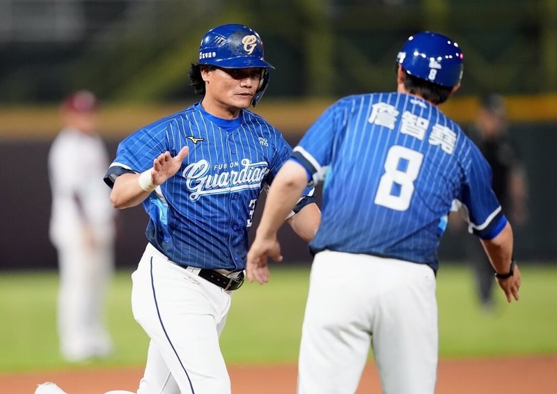 中華職棒富邦悍將隊野手王勝偉（左）22日代打上陣，8局轟出全壘打，以42歲又21天改寫中職最年長代打開轟紀錄。（富邦悍將隊提供）中央社記者蘇志畬傳真　115年4月22日