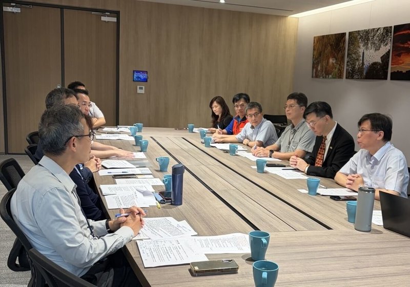 內政部政務次長董建宏（右2）22日就土方去化議題拜會台北市政府並表示，中央已盤點台北港等土方暫置場所，而台北市空地有限，民間工程自尋異地安置不易，請市府持續盤點公有土地資源及提供暫置協助。（內政部提供）中央社記者高華謙傳真 115年4月22日