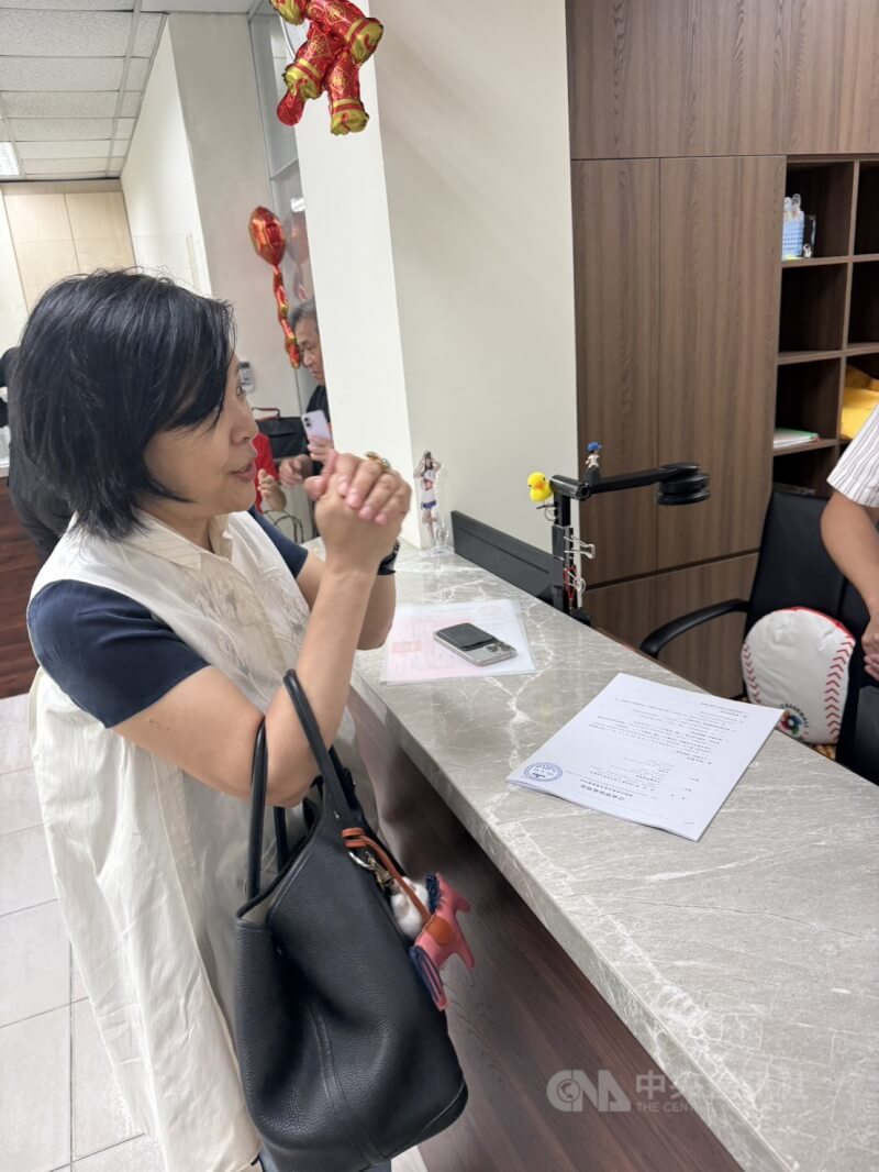 遭民眾黨開除黨籍的陸配李貞秀（左）22日現身立法院收發室，她說，希望將行政訴訟起訴狀交給立法院長韓國瑜。中央社記者陳俊華攝　115年4月22日