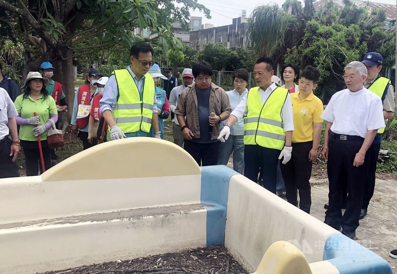 環境部環管署與嘉義縣政府22日在鹿草鄉舉行登革熱孳清大動員誓師活動。縣長翁章梁（前右2）帶領現場民眾從圓山宮沿路至聖家醫院進行實地示範。中央社記者黃國芳攝　115年4月22日