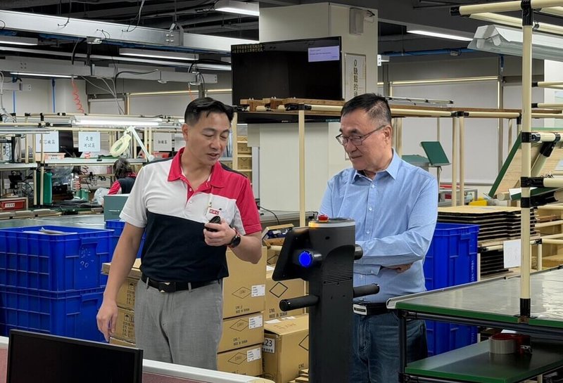 國民黨新北市長參選人李四川（右）21日前往汐止區新呈工業股份有限公司產品實驗室參訪，親自了解線材產品的檢測流程與品質控管機制。（李四川辦公室提供）中央社記者黃旭昇傳真　115年4月22日