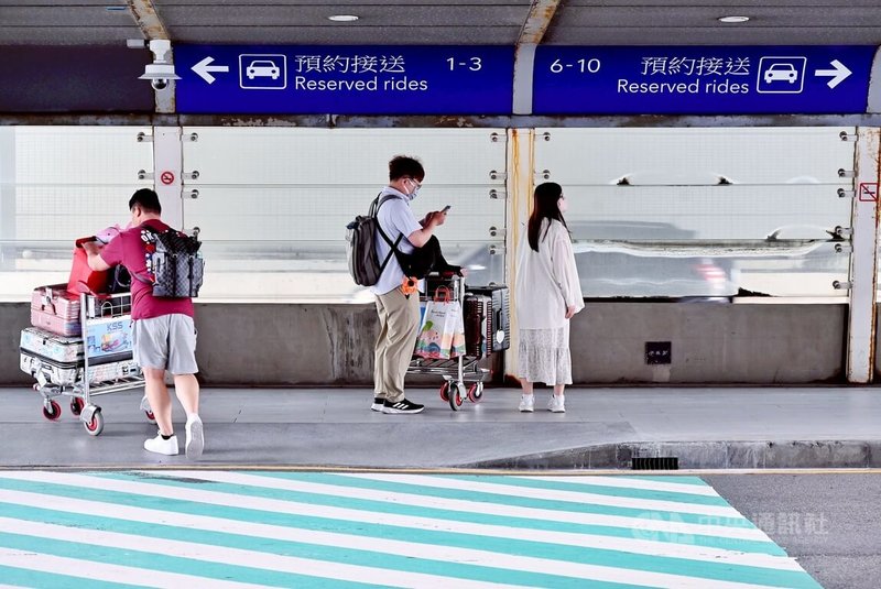 桃園國際機場公司在第一航廈航站南路側路緣、第二航廈P4停車場一樓會面點新劃設租賃車預約接送區，提供舒適候車環境，也可提高接送車輛周轉率。中央社記者吳睿騏桃園機場攝　115年4月22日