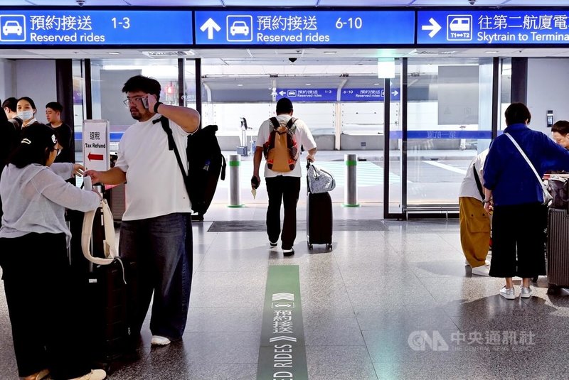 桃園國際機場公司參考標竿國際機場分流管理經驗，在第一航廈航站南路側路緣、第二航廈P4停車場一樓會面點試辦預約接送區，並設置動線導引地貼、標誌引導等，分散租賃車於路緣等候旅客壓力，紓解尖峰時段壅塞情形。中央社記者吳睿騏桃園機場攝　115年4月22日