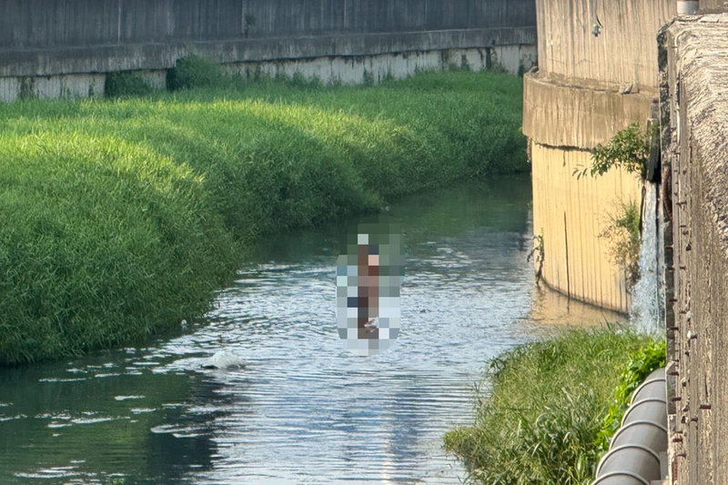 21歲男子22日凌晨騎機車誤闖國道1號，於北向台南仁德路段發生車禍，自行跳至一旁三爺溪河道，警消人員搜尋多時發現後協助男子上岸，並送醫觀察。（讀者提供）中央社記者楊思瑞台南傳真　115年4月22日