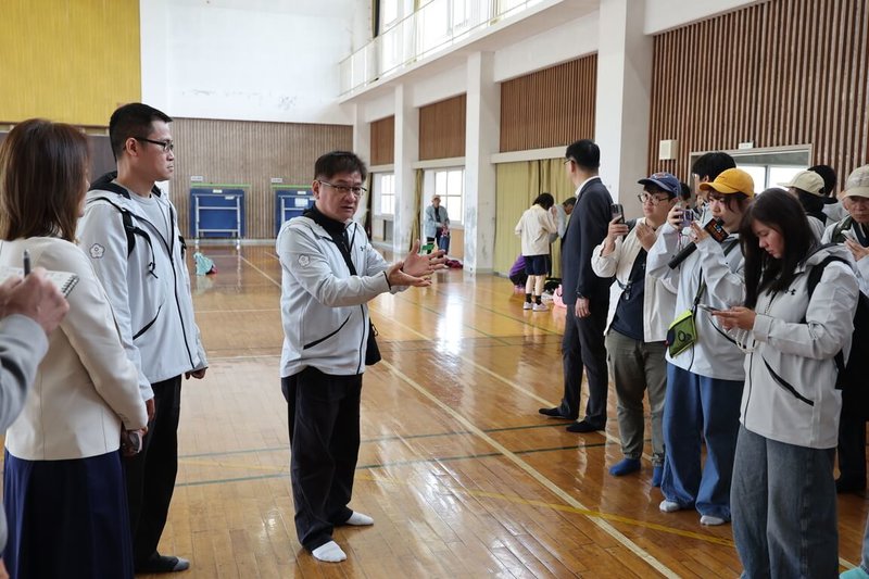 名古屋亞運賽館分布較為零散，運動部結合國訓中心設置中繼站，22日考察位於豐橋區的豐橋市民活動中心，運動部常務次長洪志昌（中）進行解說。（中華奧會提供）中央社記者黎建忠傳真　115年4月21日