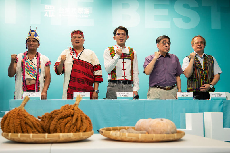 民眾黨新北市長參選人黃國昌（中）22日舉行「原民新未來」政見記者會，提出都會區建置「原民親子主題館」、設立原住民族市民專線等政見。（黃國昌競總提供）中央社記者曹亞沿傳真　115年4月22日