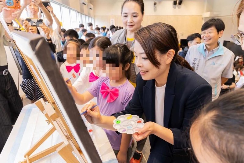 新竹市政府22日在竹蓮國小舉辦「新竹市行動藝術館巡迴展」開幕典禮，宣布活動計畫正式開跑，新竹市長高虹安（前右）出席並在展場與學童共同作畫。（新竹市政府提供）中央社記者魯鋼駿傳真　115年4月22日