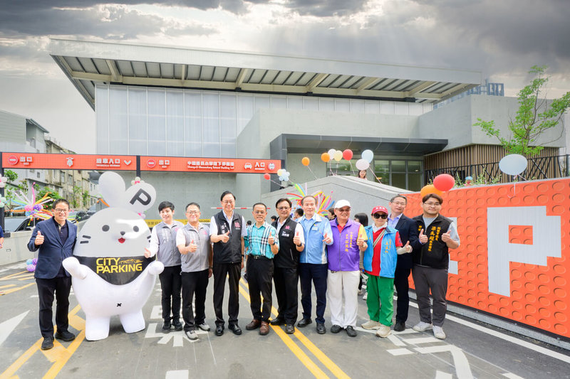 桃園市中壢國小地下停車場歷時6年興建，22日正式啟用，桃園市長張善政（左4）表示，停車場將能緩解中壢車站及周邊商圈停車需求。（市府提供）中央社記者葉臻傳真 115年4月22日