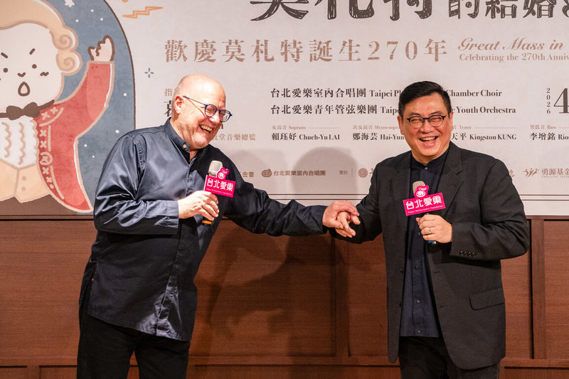 台北愛樂室內合唱團「莫札特的結婚禮物－C小調彌撒」音樂會27日登場，將由指揮葛雷登（Gary Graden）（左）領軍演出這部莫札特晚期最重要的人聲作品之一。（台北愛樂文教基金會提供）中央社記者趙靜瑜傳真　115年4月22日
