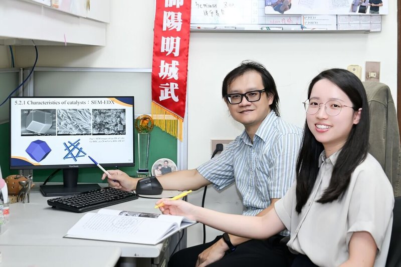 陽明交通大學環境與職業衛生研究所教授余國賓（左起）、碩士生王安妤等人組成研究團隊，開發出抗濕氣臭氧分解催化劑，特別適合台灣氣候。（陽明交大提供）中央社記者陳至中傳真　115年4月22日